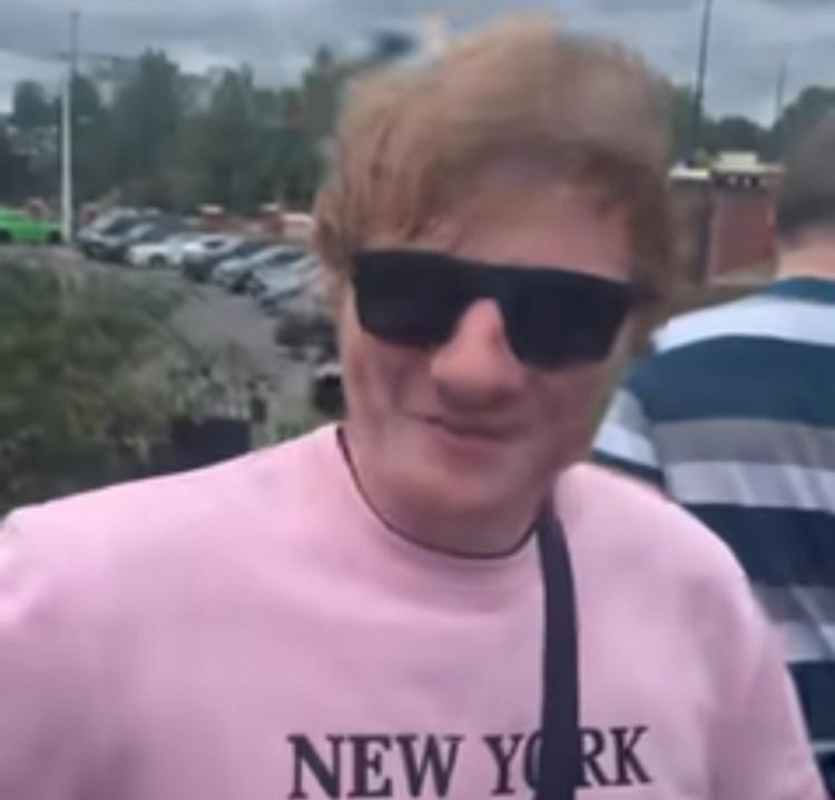 邮报：球迷假扮成歌手黄老板混入老特拉福德看球拍摄，随后被识破